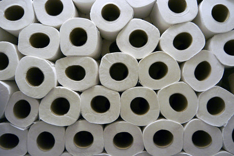 Doser sans gaspiller : bien choisir son distributeur mural de papier toilette