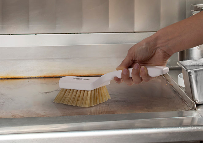 Brosse à manche court blanche – Poils robustes