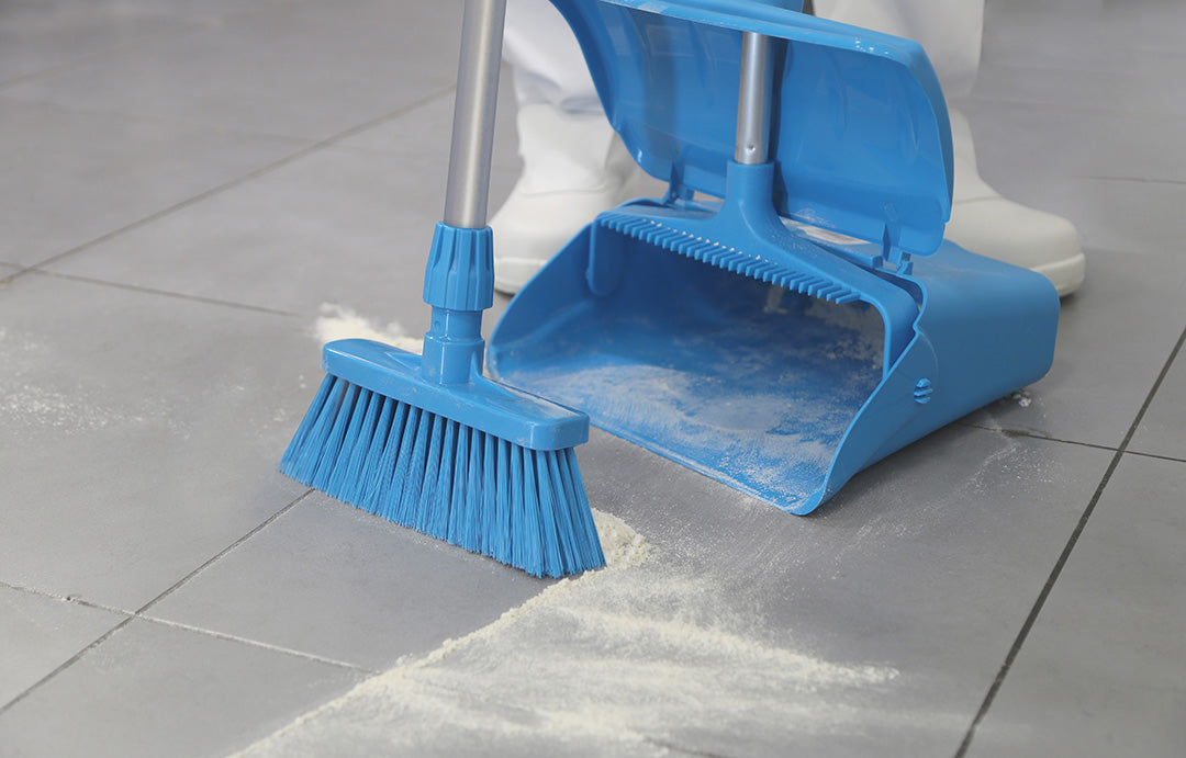 Petit balai avec manche aluminium bleu